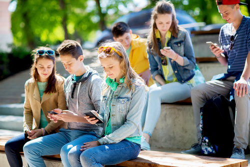 internet-addiction-phones-online